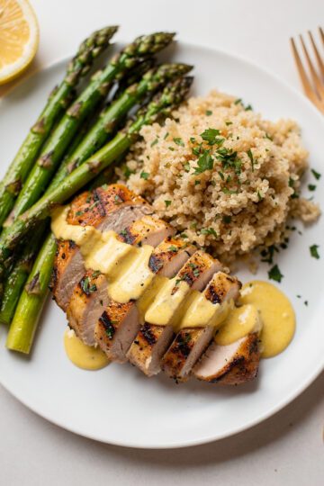 Low calorie dinner recipe with vibrant vegetables and lean protein plated beautifully.